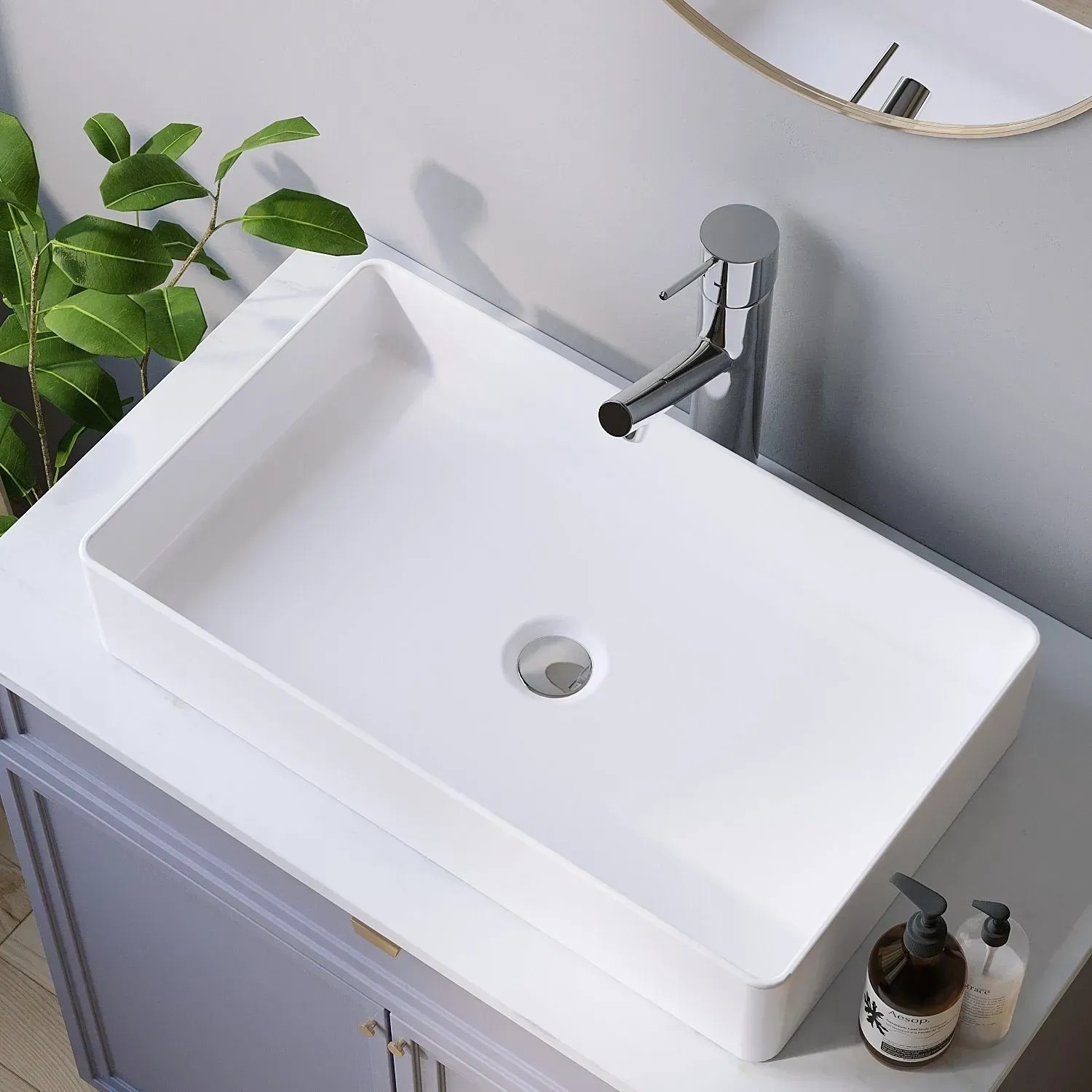 Weißes, rechteckiges Aquabatos Keramik Aufsatzwaschbecken ohne Hahnloch und Überlauf auf einem Waschtisch.
