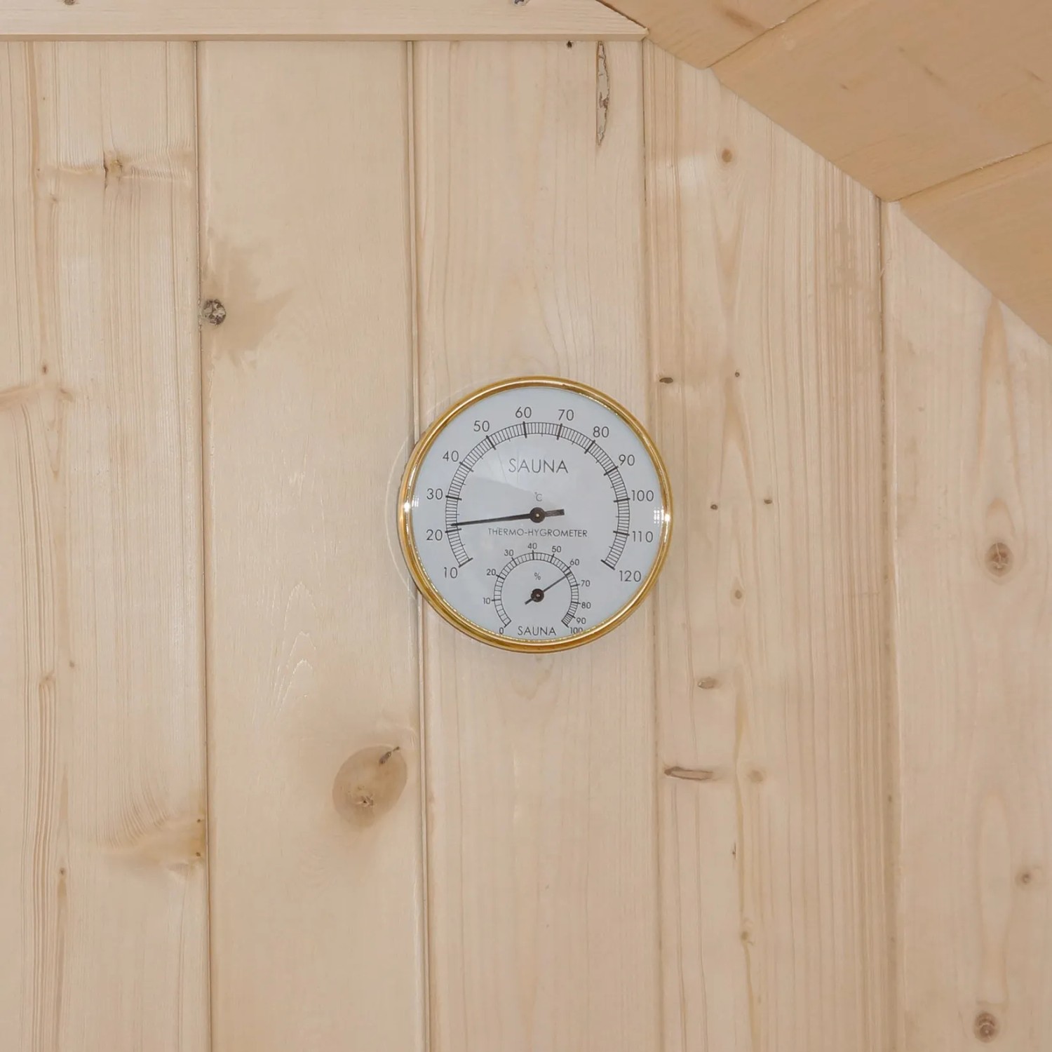 Thermo-Hygrometer an der Wand der Home Deluxe Fasssauna Lahti Deluxe XL.