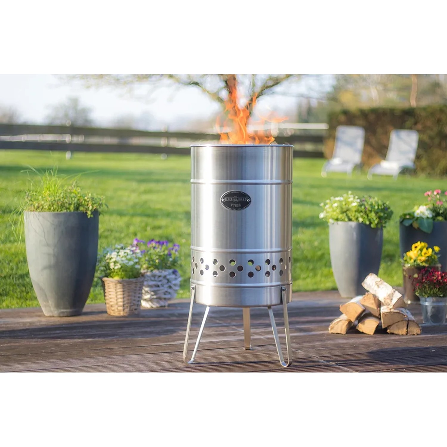 Feuerhand Pyron Feuertonne aus Edelstahl, 25 l, mit Feuer im Garten.