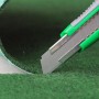 Zuschneiden des Primaflor Rasenteppich Comfort Hellgrau mit einem Cuttermesser.