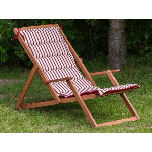 Gartenliegestuhl Aurora aus Eukalyptusholz mit rot-weiß gestreiftem Kissen im Garten.