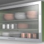 Küchenhängeschrank mit Geschirr und Tassen hinter Glastüren.