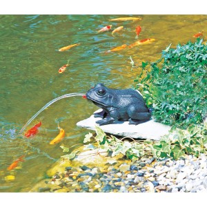Heissner Wasserspiel Frosch im Teich, bronzefarbene Froschfigur als Wasserspeier.