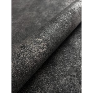 Newroom Vliestapete Perseus Dusty Midnight: Rolle mit dunkler Betonoptik und silbernen Glanzpartikeln.
