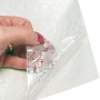 ProHome Fensterfolie mit Punktmuster, statisch haftend, wird von einer Hand abgezogen.