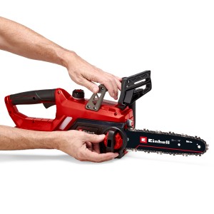 Einhell Akku-Kettensäge GE-LC 18 Li Kit mit Hand beim Einstellen der Kette.