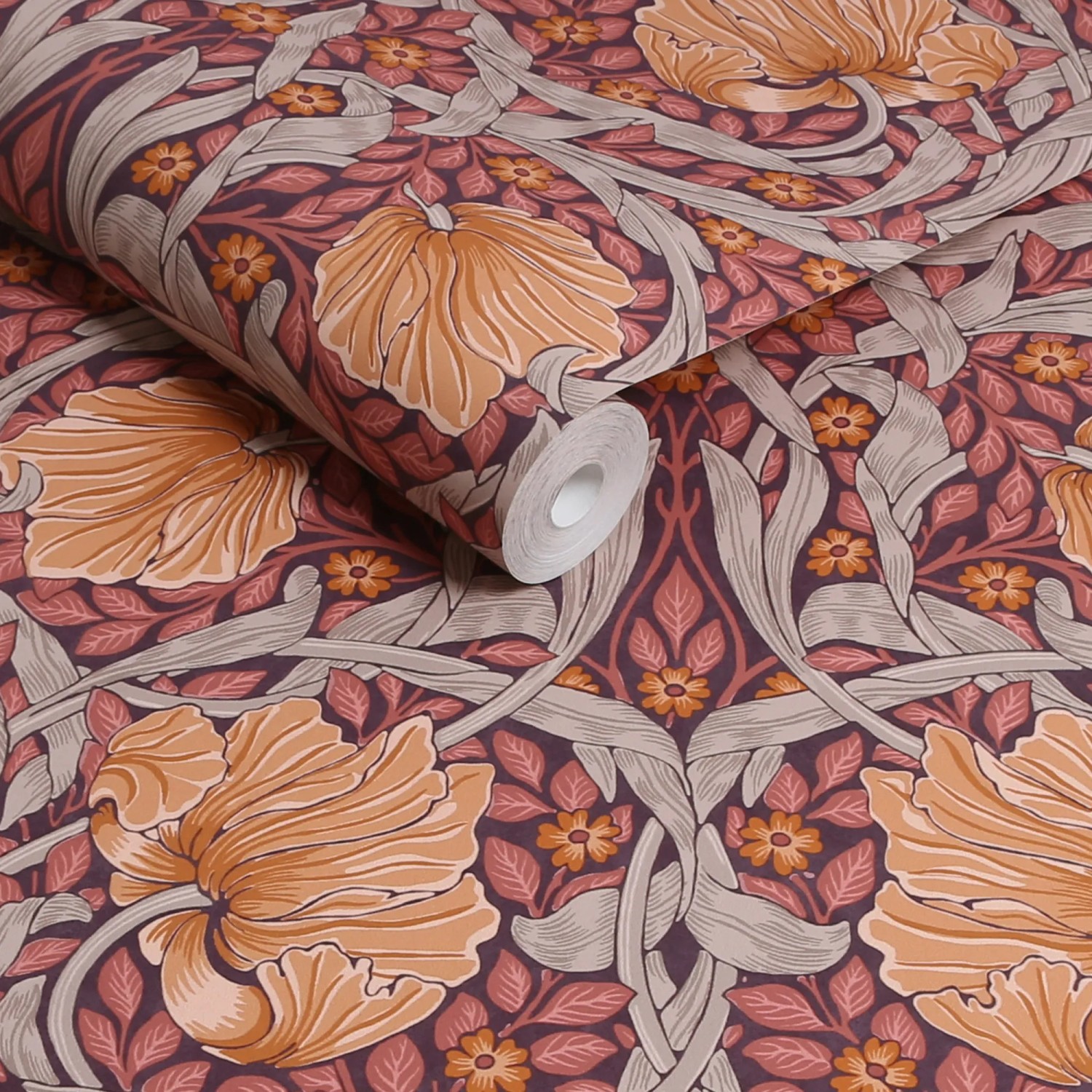 William Morris Vliestapete Pimpernel lila: Rolle mit floralem Muster aus Tulpen und Blättern.