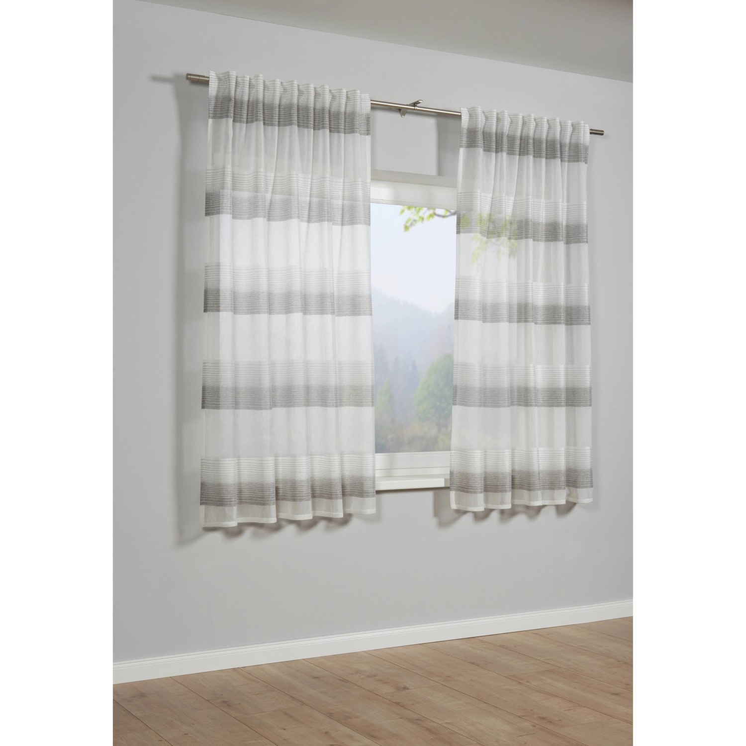 Bennetti Schal Grau, 245x140 cm, mit Gardinenband. Blickdichter Fenstervorhang mit Querstreifen.