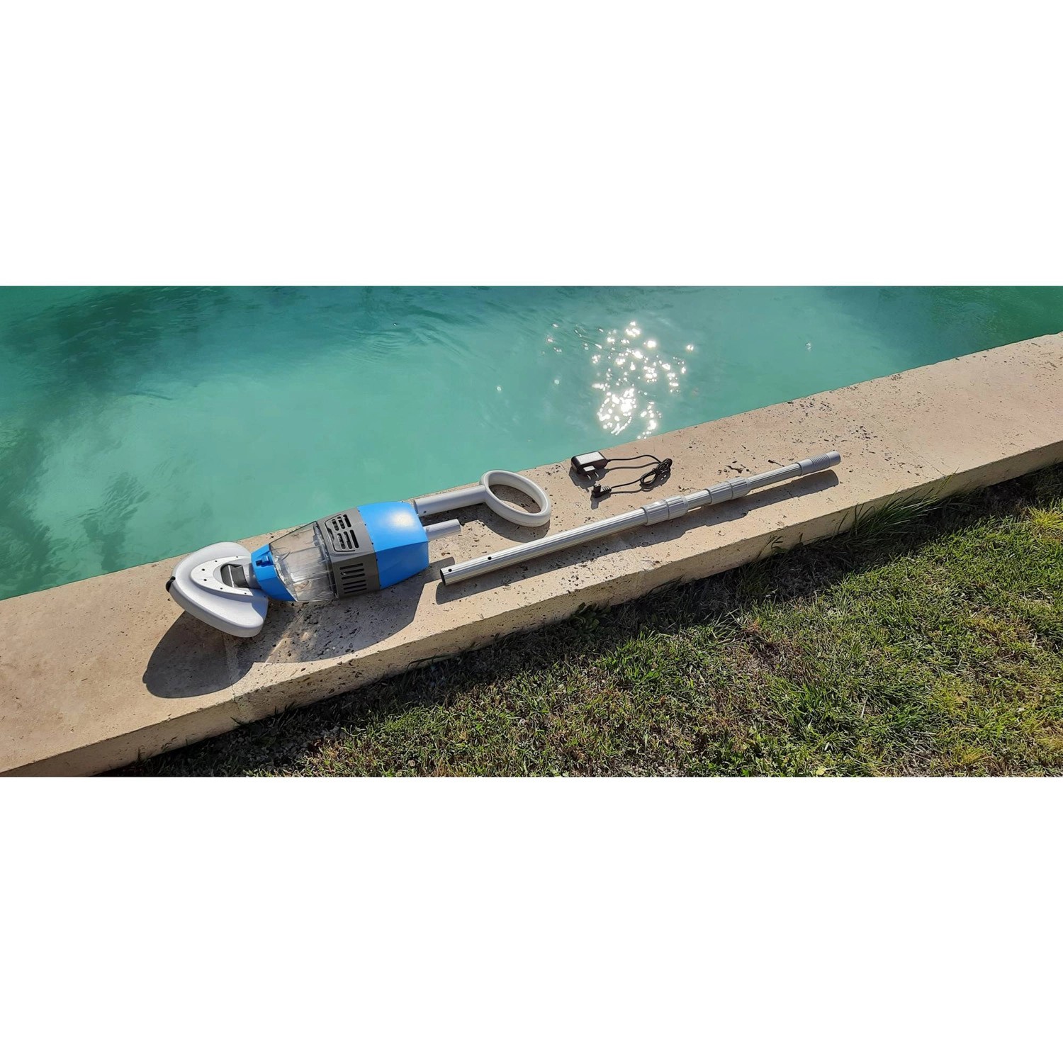 Summer Fun Orca 020H Pool Bodensauger kabellos mit Zubehör am Poolrand.