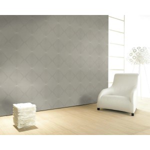 Glööckler Vliestapete Imperial Rauten Beige an Wand, mit Sessel. Dekorative Tapete mit Rautenmuster.