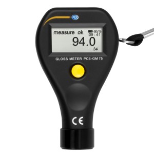 Schwarzes PCE Instruments Glanzmessgerät GM 75 mit Displayanzeige 94.0 für präzise Messungen.