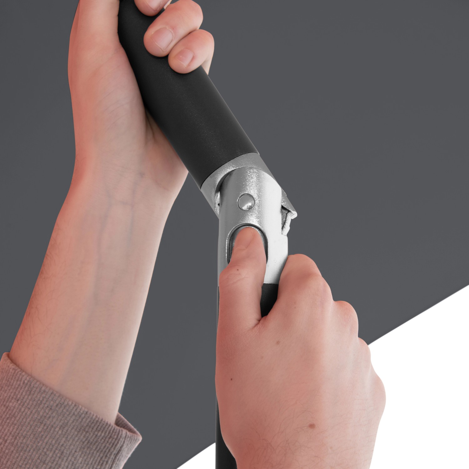 Detailaufnahme: Knickfunktion des anthrazitfarbenen Doppler Balkonschirm MyZone in Aktion.