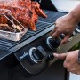 Char-Broil Grill+ Rippen- und Bratenhalter mit Rippchen auf Grill.