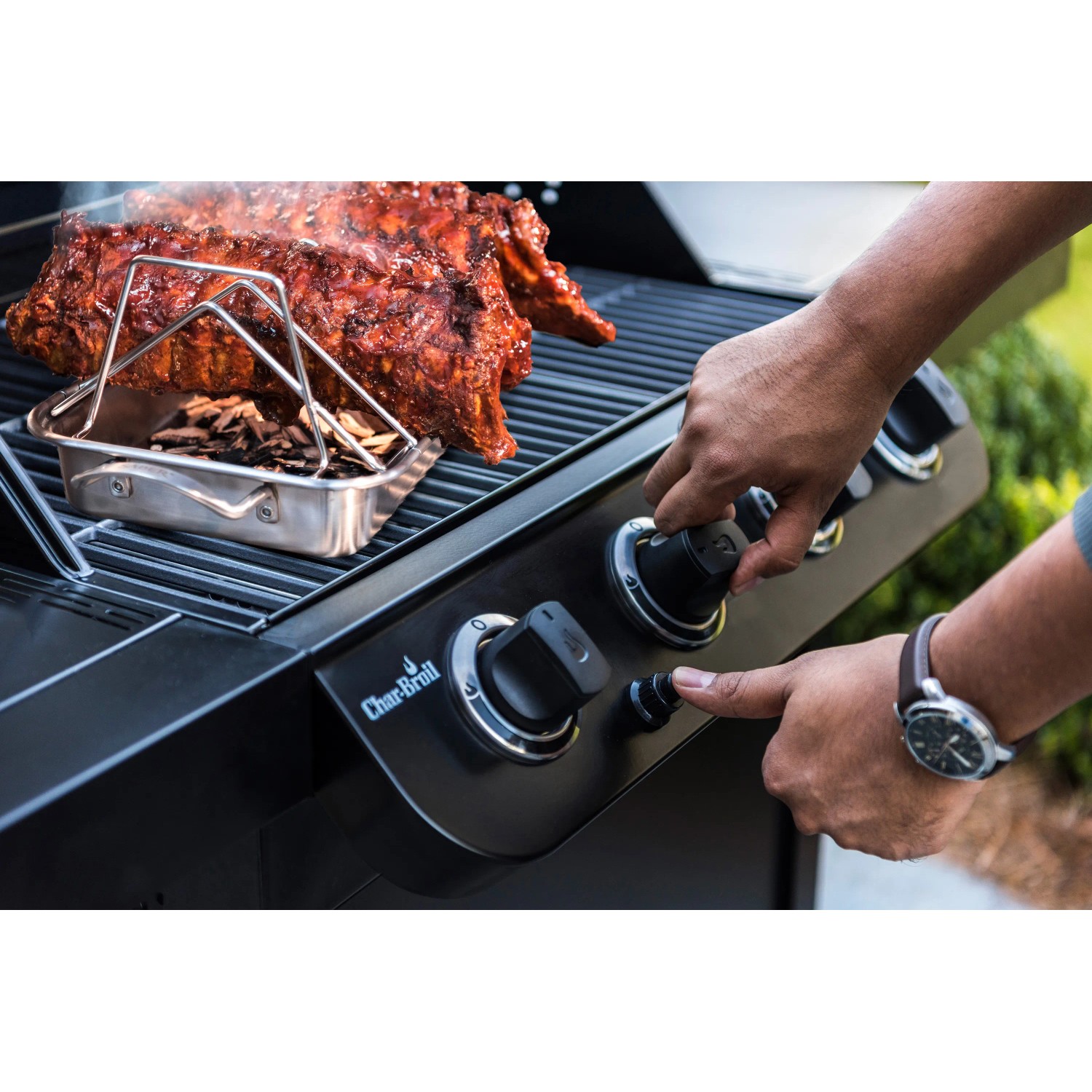 Char-Broil Grill+ Rippen- und Bratenhalter mit Rippchen auf Grill.