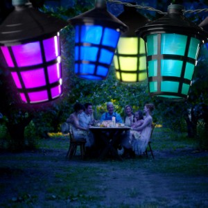 Konstsmide LED-Lichterkette mit bunten Lampions für stimmungsvolle Gartenbeleuchtung.