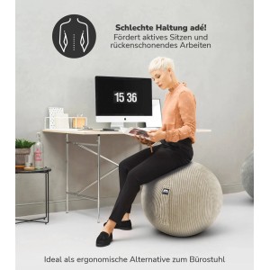 Frau sitzt auf beigem mokebo Sitzball aus Cord vor Schreibtisch, ergonomische Büro Alternative.