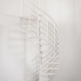 Weiße Minka Spindeltreppe Venezia mit Holzstufen und Edelstahlgeländer, Durchmesser 120 cm.