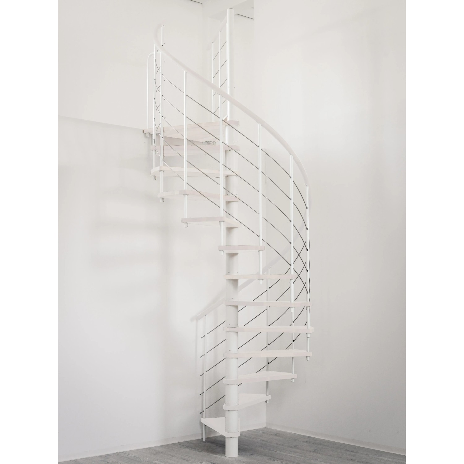 Weiße Minka Spindeltreppe Venezia mit Holzstufen und Edelstahlgeländer, Durchmesser 120 cm.