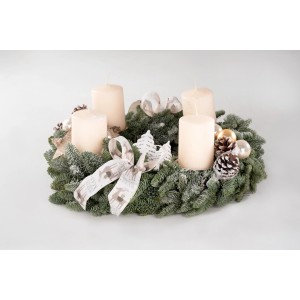 Garnierter Adventskranz (30 cm) in Creme mit Kerzen, Kugeln, Zapfen und Schleifen.