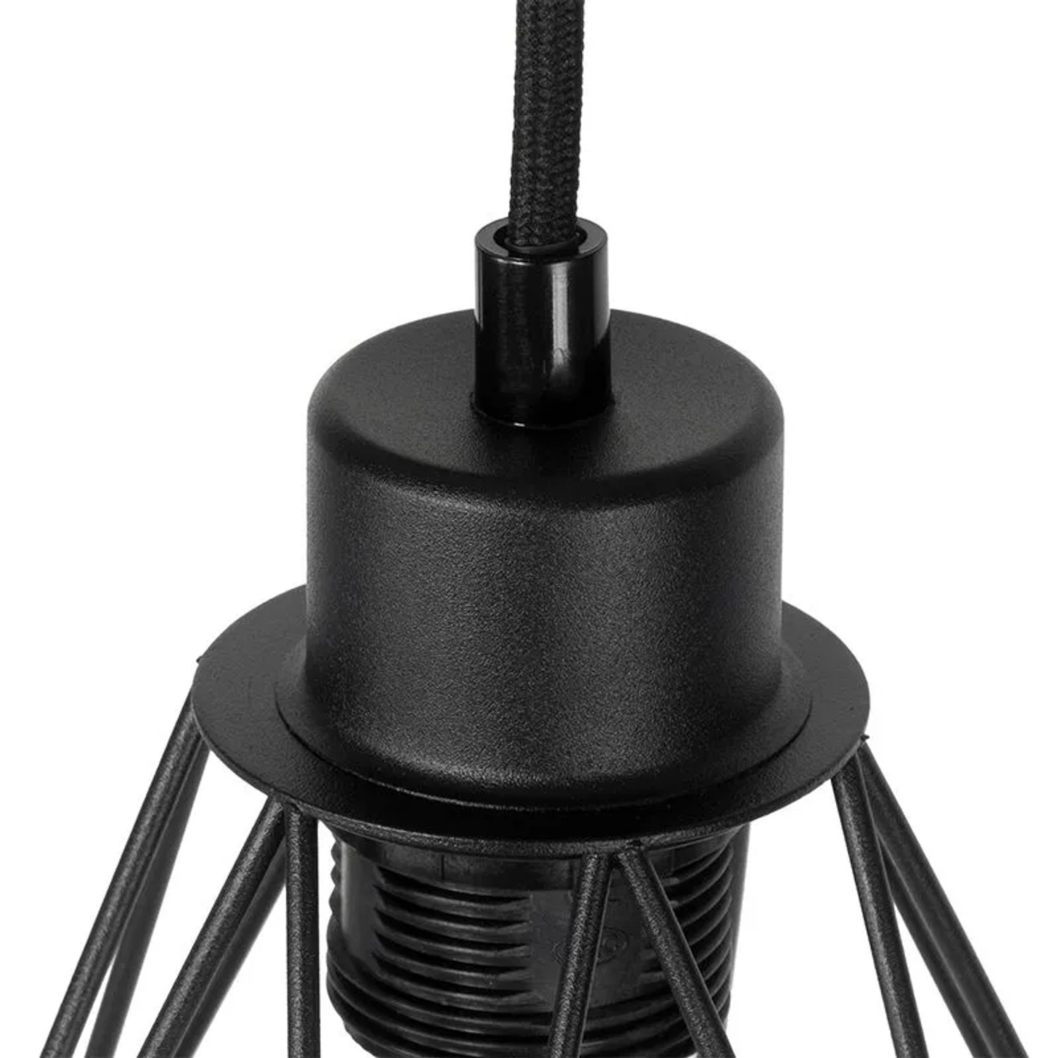 Detailaufnahme: Schwarze QAZQA Chon Stehlampe mit E27 Fassung und offenem Lampenschirm.
