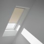 Beige-weißes Velux Verdunkelungsrollo DML C02 am Dachfenster mit seitlichen Führungsschienen.