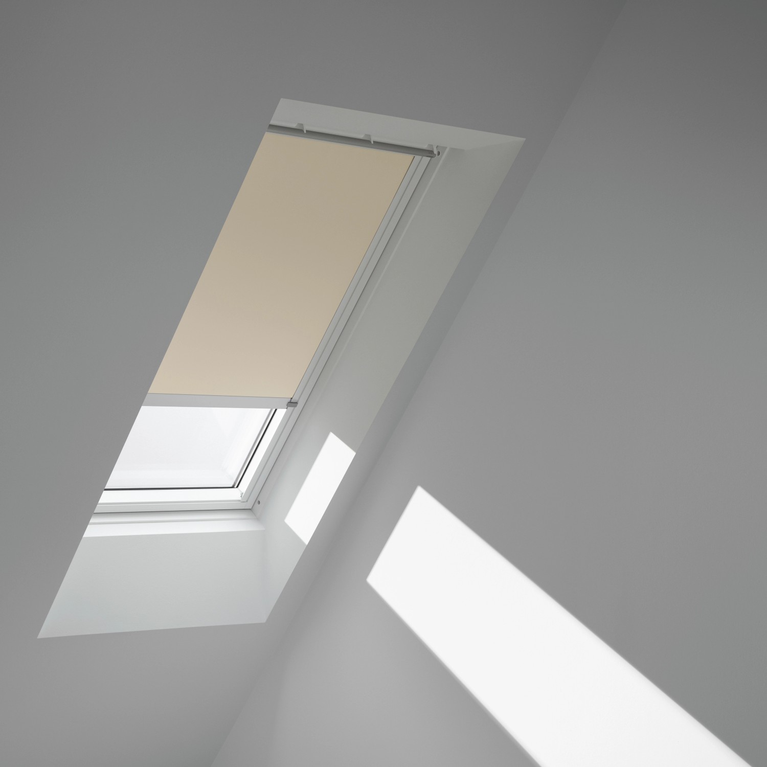 Beige-weißes Velux Verdunkelungsrollo DML C02 am Dachfenster mit seitlichen Führungsschienen.