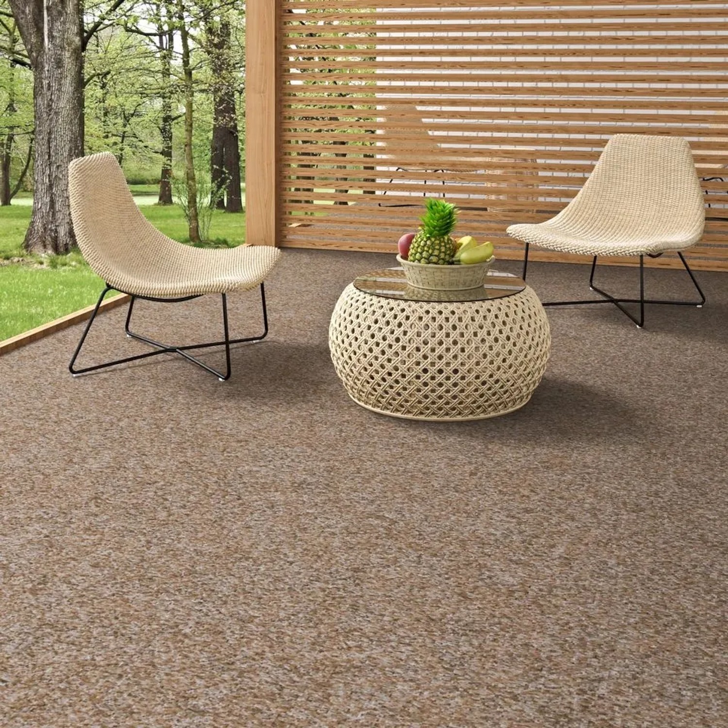 Beiger Snapstyle Kunstrasen Rasenteppich Kingston 200x350cm auf Terrasse mit Möbeln.