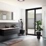 Graues Schöner Wohnen Plissee Milla (60x130 cm) am Fenster im modernen Badezimmer.