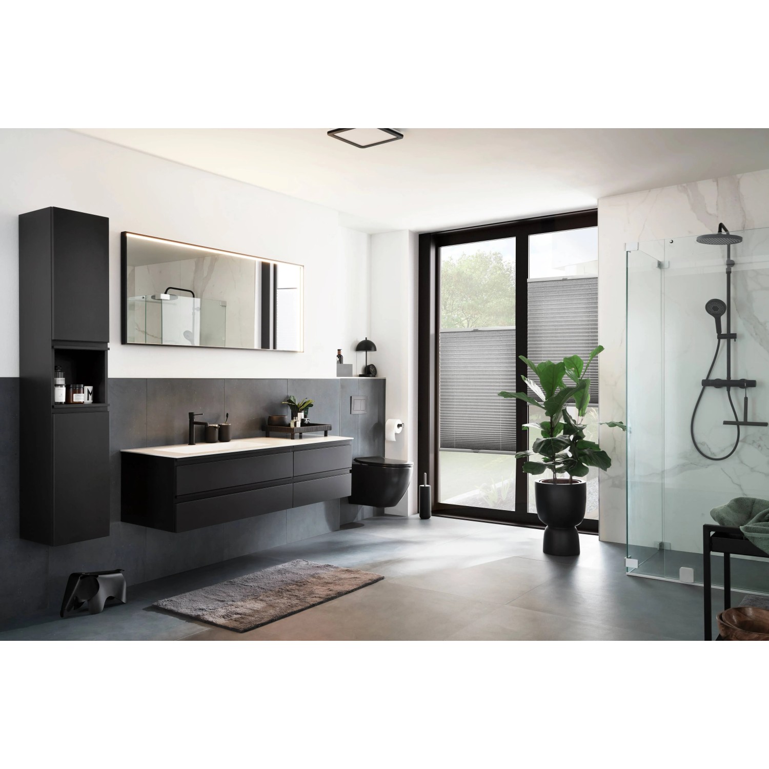 Graues Schöner Wohnen Plissee Milla (60x130 cm) am Fenster im modernen Badezimmer.