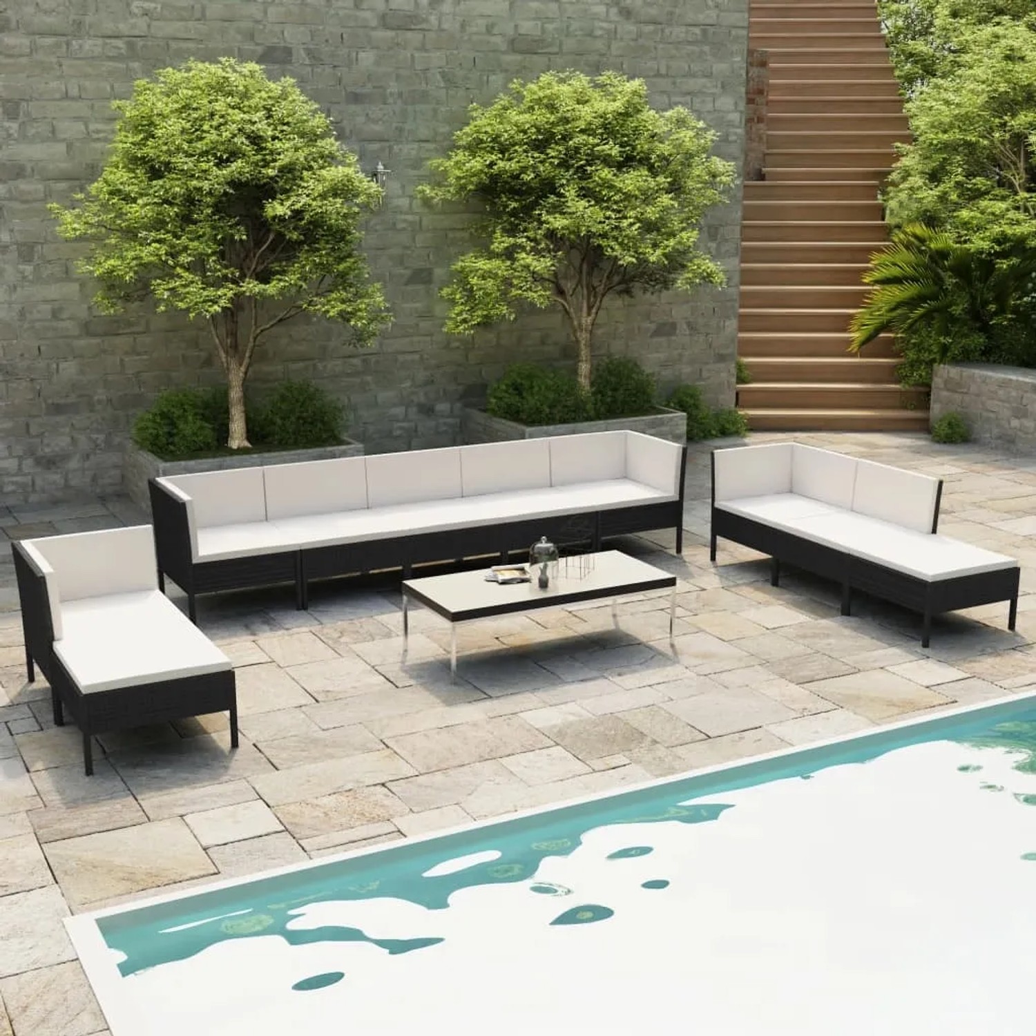 Schwarzes 10-tlg. vidaXL Garten-Lounge-Set aus Rattan mit cremeweißen Auflagen am Pool.