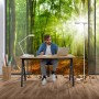 Mann arbeitet im Homeoffice mit der weißen Ledvance Sun@Home Smart+ Stehlampe.