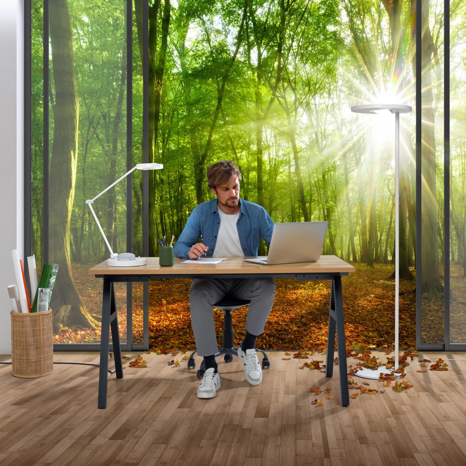 Mann arbeitet im Homeoffice mit der weißen Ledvance Sun@Home Smart+ Stehlampe.