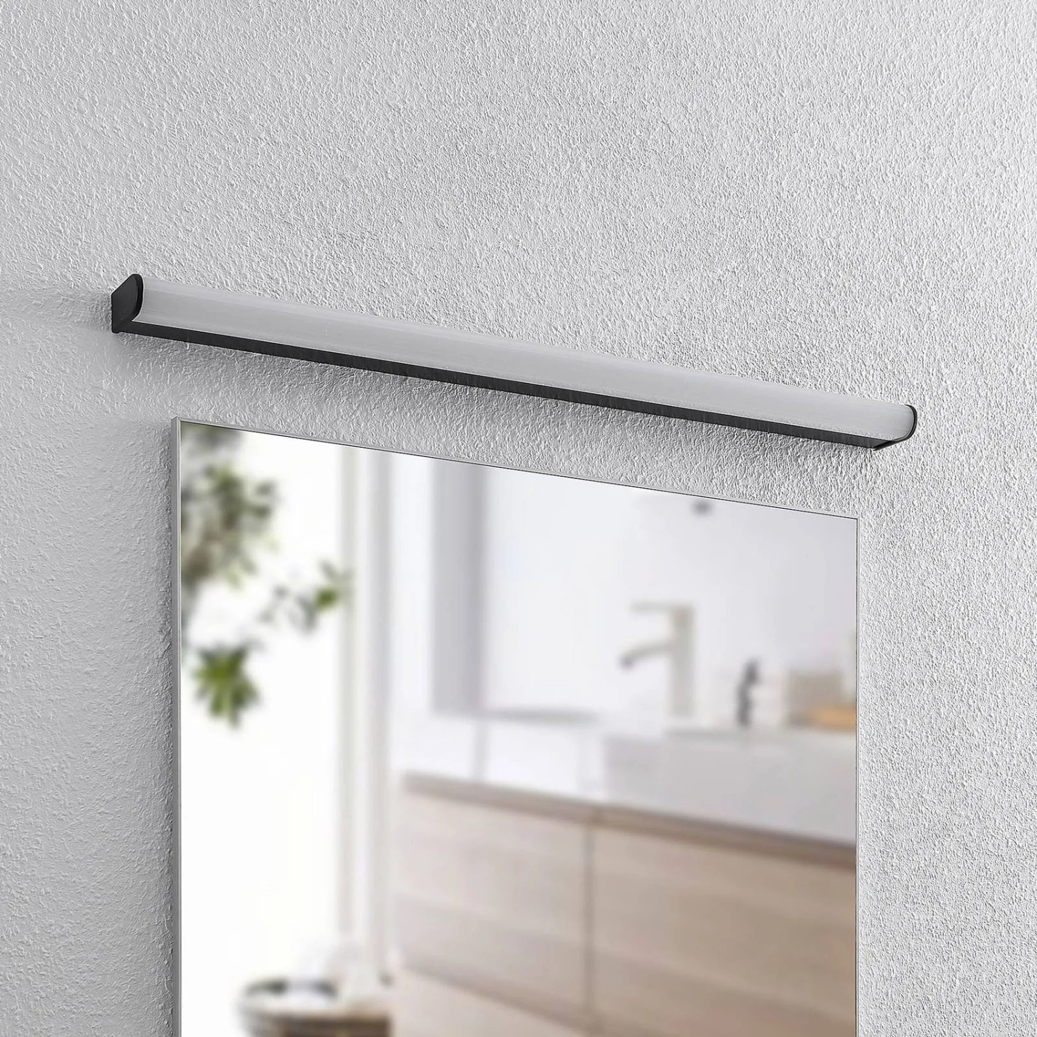 Schwarze Lindby LED Bad Wandleuchte Ulisan aus Aluminium, spritzwassergeschützt.