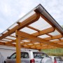 Transparente Acryl-Trapezplatte als Carport-Dach, schützt Autos vor Witterung.