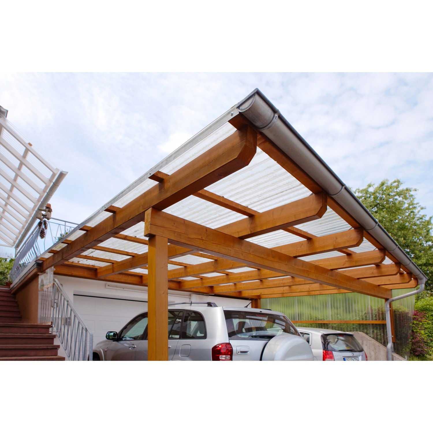 Transparente Acryl-Trapezplatte als Carport-Dach, schützt Autos vor Witterung.