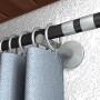 Gardinenstange mit grauen Vorhängen, befestigt mit Fischer Hohlraumdübel HM 5x65.