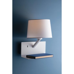 Weiße LUCE Design Wandleuchte Ciak mit USB-Ladebuchse und Ablagefläche, darauf ein Buch.