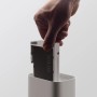 Eufy HomeBase S380 mit Hand, die eine SATA SSD einsetzt. Lokaler Speicher für Kameraüberwachung.