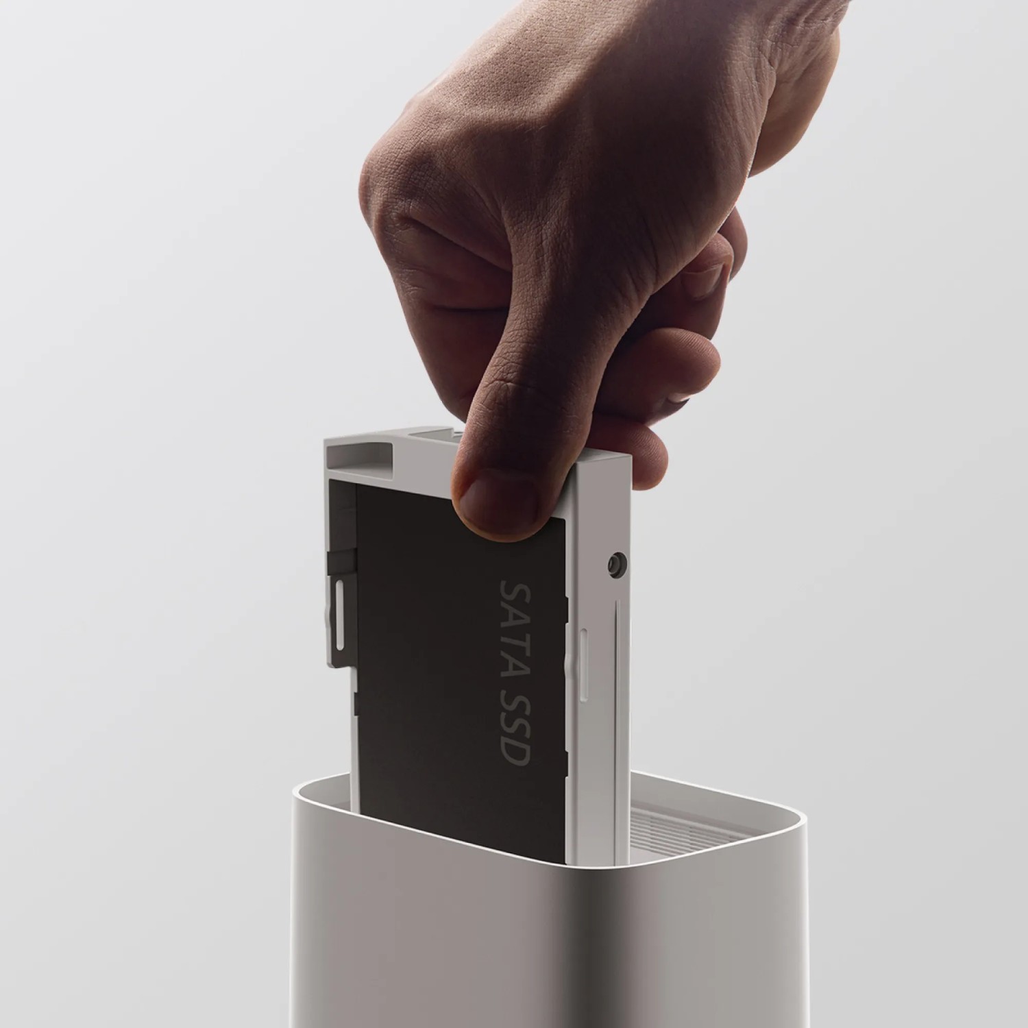 Eufy HomeBase S380 mit Hand, die eine SATA SSD einsetzt. Lokaler Speicher für Kameraüberwachung.