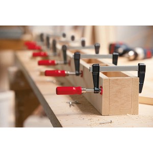 Bessey Druckguss-Schraubzwingen LM 100/50 im Einsatz beim Verleimen von Holz.