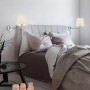 Wandleuchte Lyon in Nickel matt mit Stoffschirm im Schlafzimmer, 325x255x690mm.