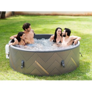 MSpa Frame Whirlpool Mono AirJet mit vier Personen im Garten, Hydromassage und modernem Design.