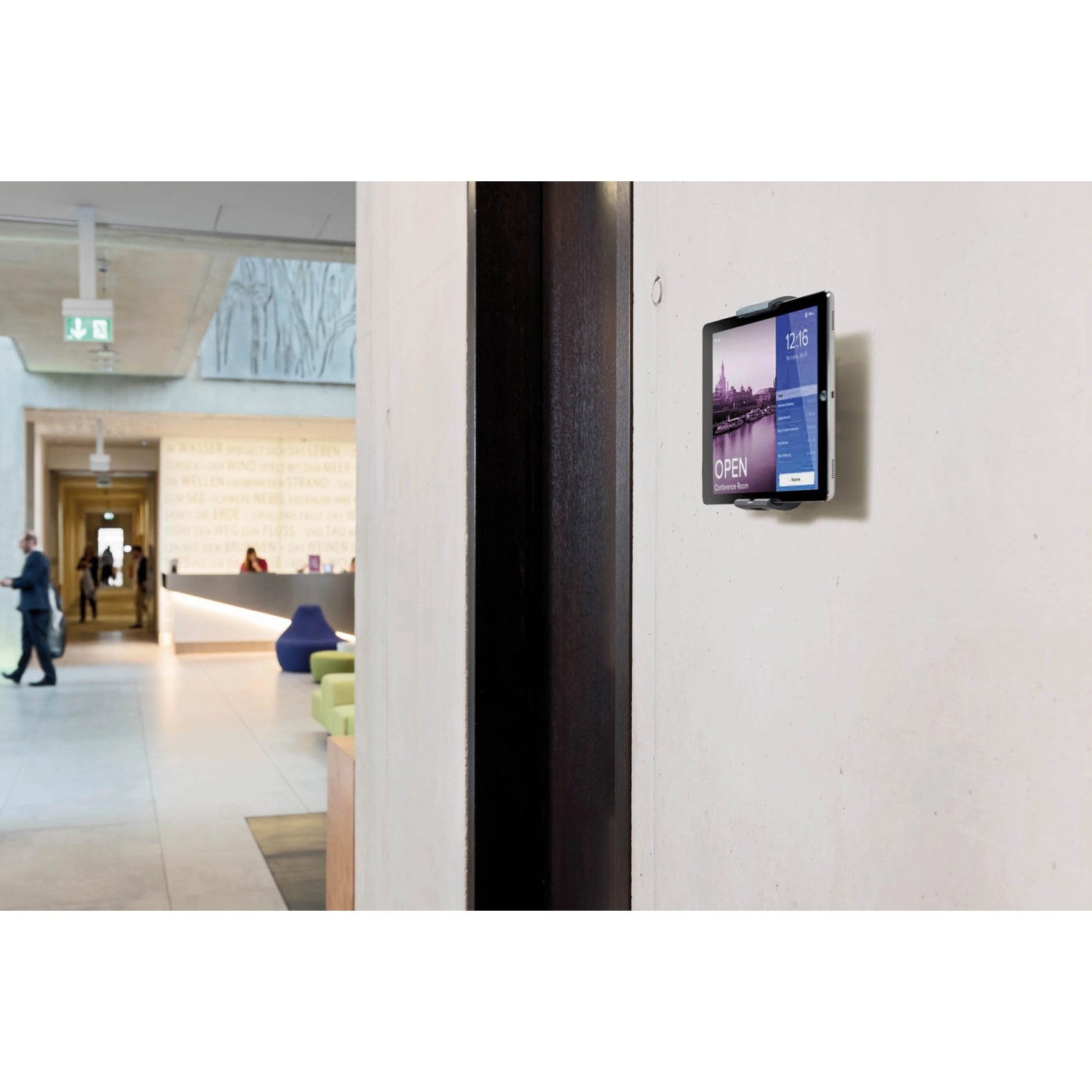 Durable Tablet Wandhalterung in Silber/Anthrazit an einer Wand in einem Büro.