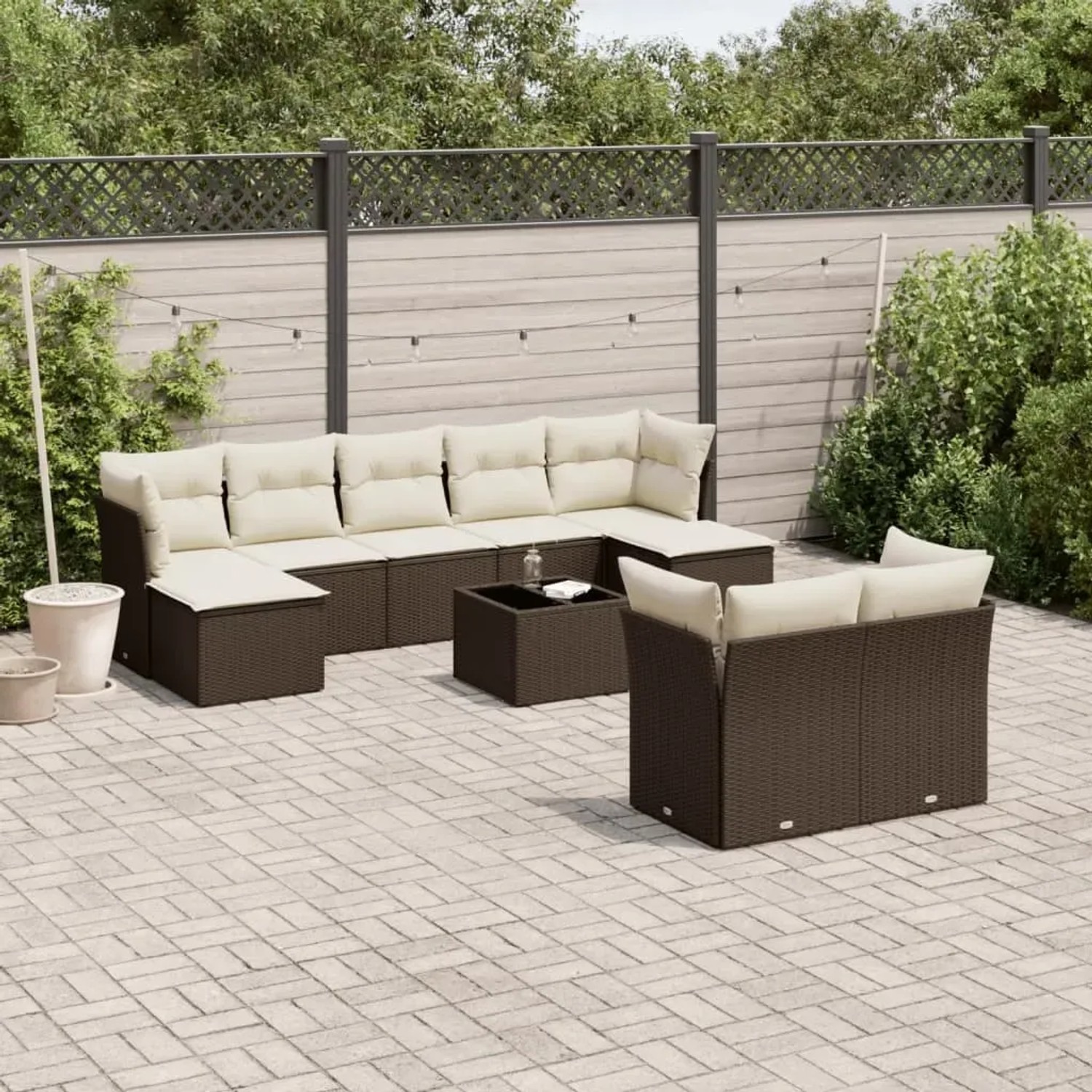 Braune 10-tlg. vidaXL Garten-Sofagarnitur aus Poly Rattan mit cremeweißen Kissen auf einer Terrasse.