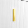 Weißes strukturiertes Sideboard-Paneel mit vertikalem goldenem Griff. Detail eines Schuhschranks.