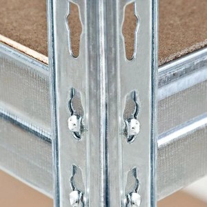 Detailaufnahme: Verzinktes Schwerlastregal KARAT mit Stecksystem und Spanplattenböden.