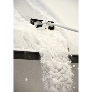 Sonneck Photovoltaik-Schieber im Einsatz: Schneeräumung auf einem Dach.