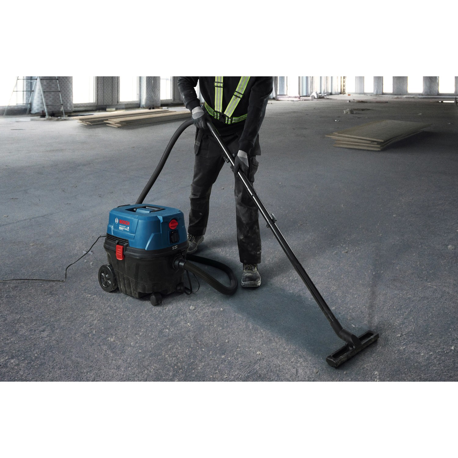 Bosch Professional GAS 12-25 PL Nass-/Trockensauger im Einsatz auf einer Baustelle.