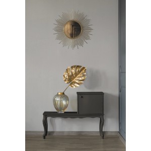 Beige Vliestapete Uni (FSC®) an grauer Wand mit Deko-Elementen wie Spiegel und Vase.