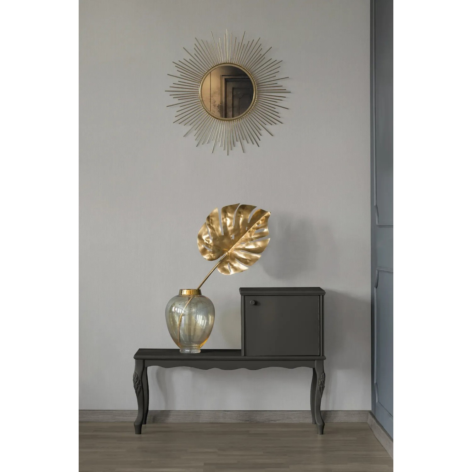 Beige Vliestapete Uni (FSC®) an grauer Wand mit Deko-Elementen wie Spiegel und Vase.